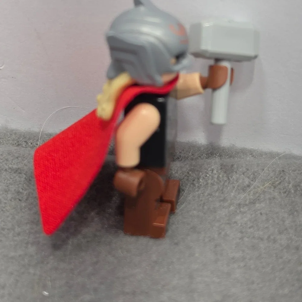 LEGO Marvel Mighty Thor Jane Foster Minifigure with Mjolnir and Cape sh820. J